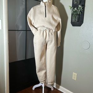 Like New Women’s Lounge Set Top & Bottom